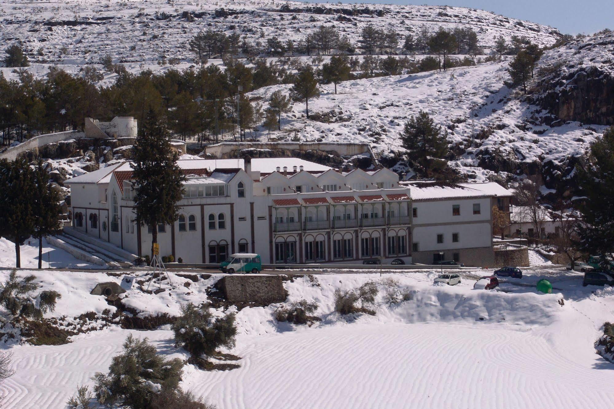 Balneario De Alicun De Las Torres Villanueva de las Torres Exterior photo